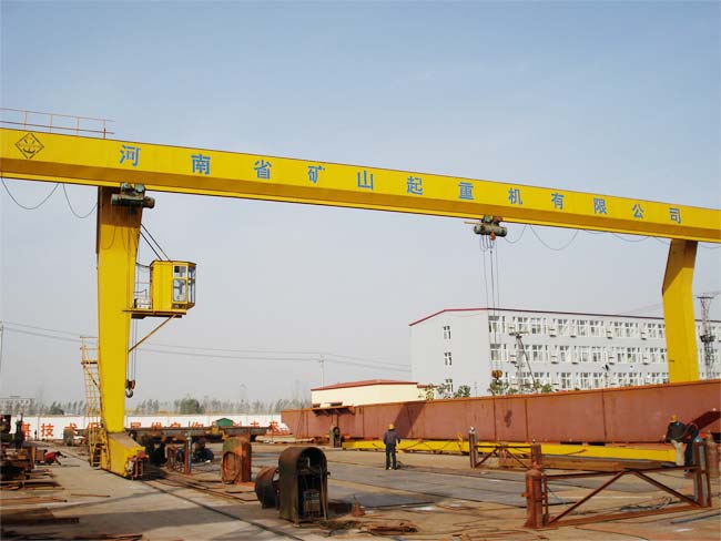 L型電動(dòng)葫蘆門(mén)式起重機(jī)